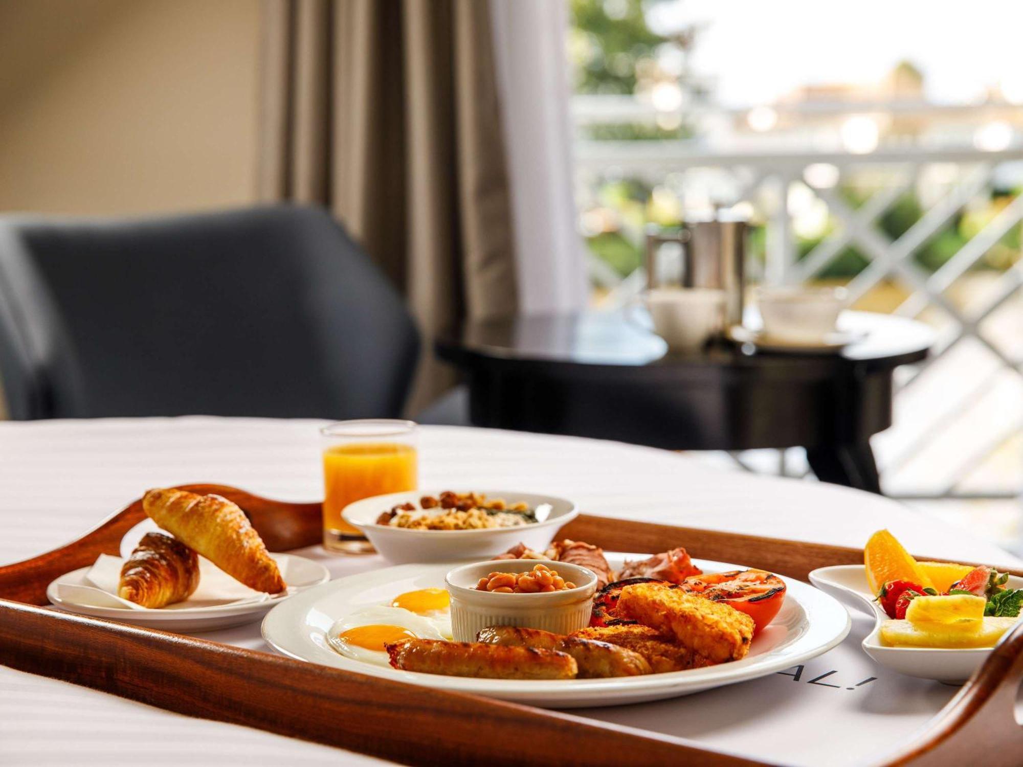 Sunday London Staines-Upon-Thames Heathrow T5 Hotel Exterior photo