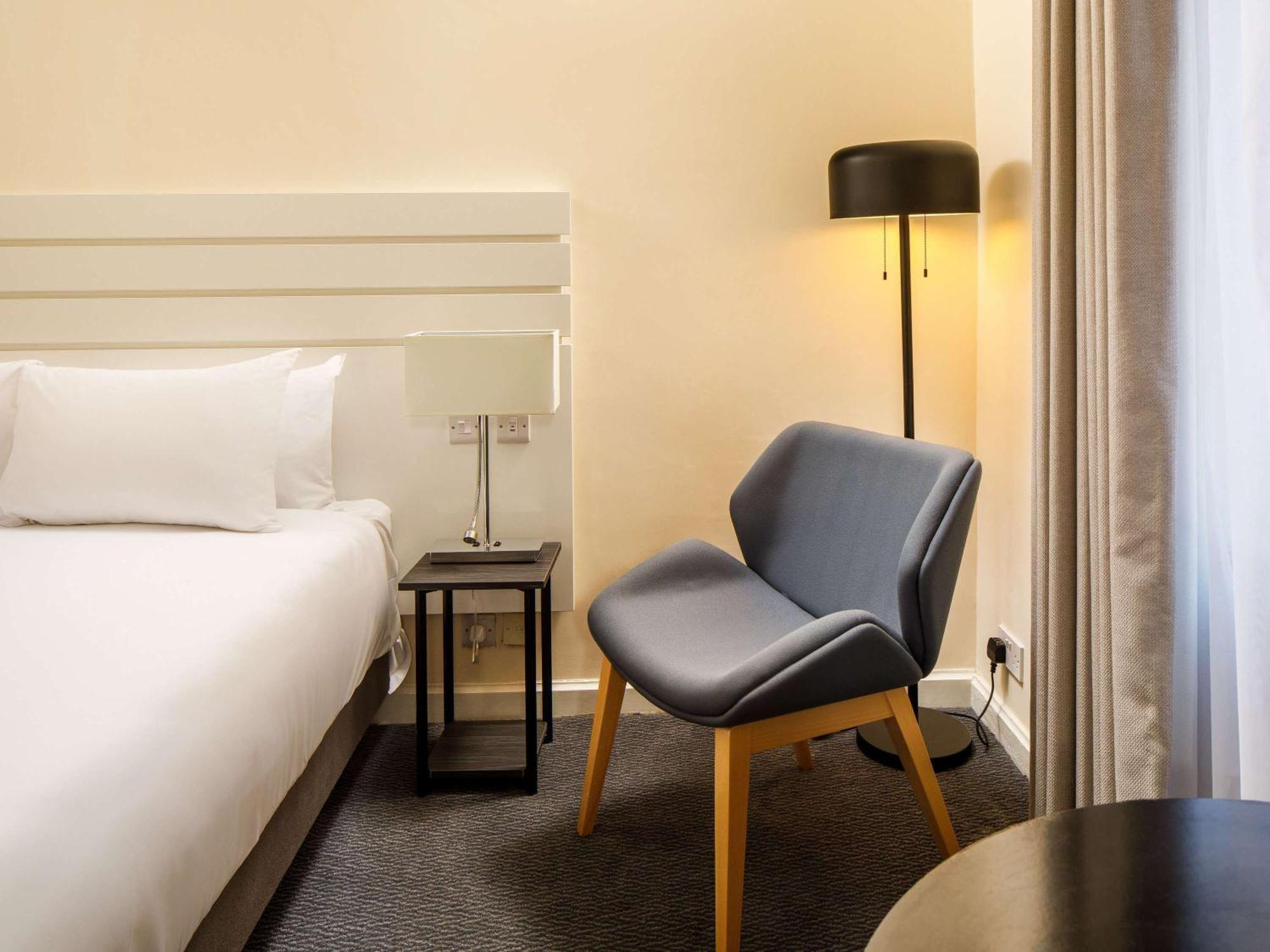 Sunday London Staines-Upon-Thames Heathrow T5 Hotel Exterior photo