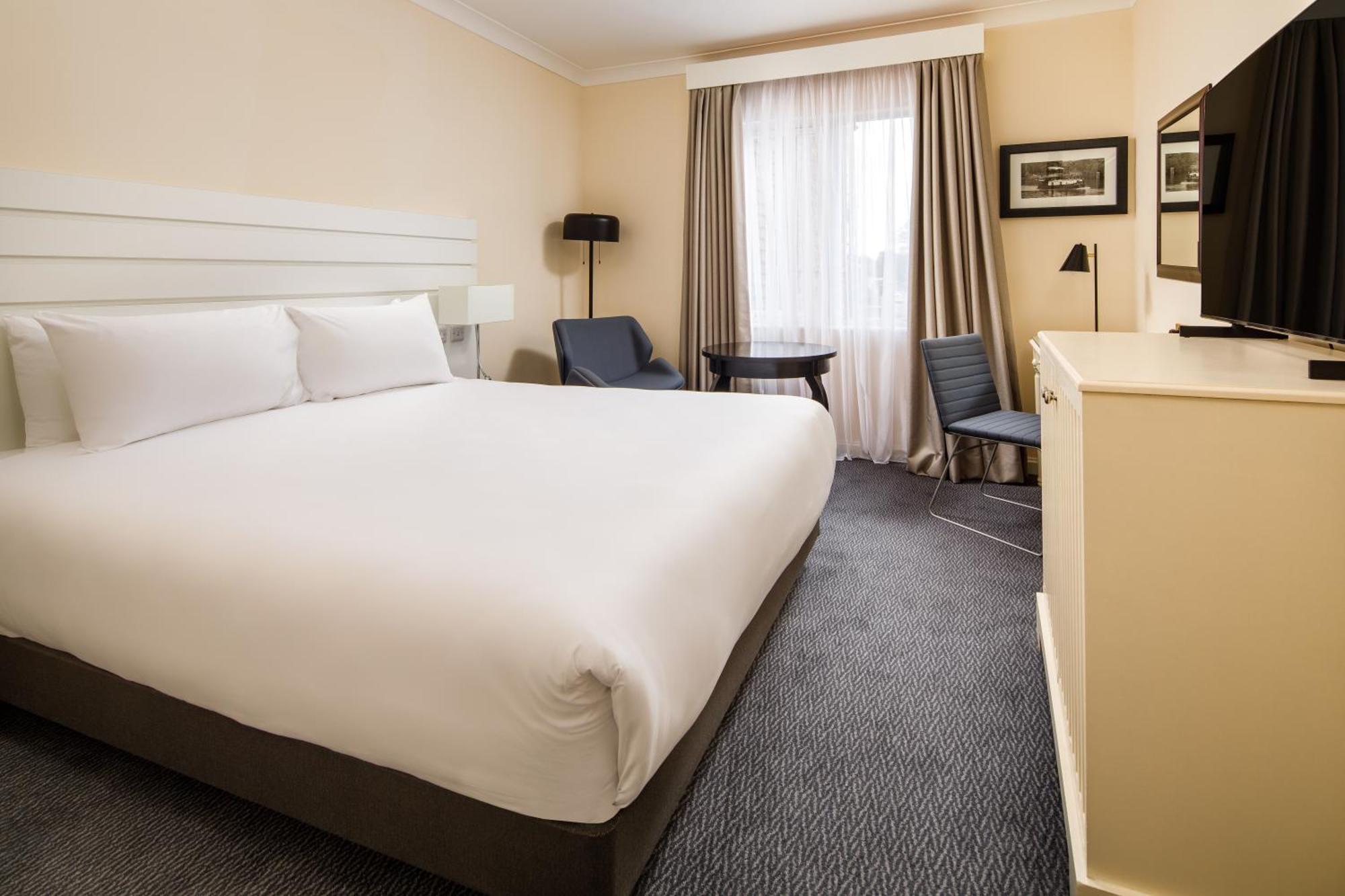 Sunday London Staines-Upon-Thames Heathrow T5 Hotel Exterior photo